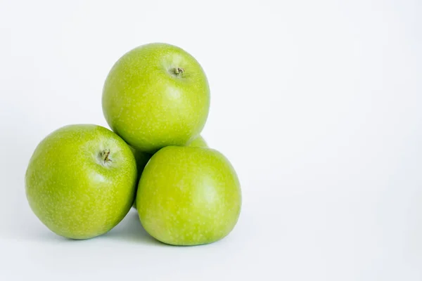 Green and organic apples on white - foto de stock
