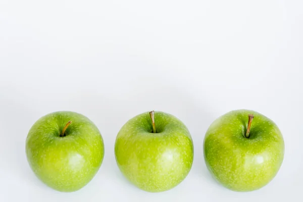 Vista de ángulo alto de manzanas verdes y maduras en blanco - foto de stock
