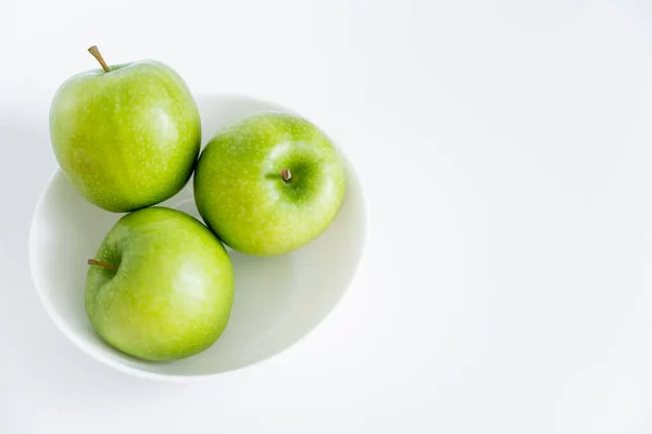 Top view of green and ripe apples in bowl on white — Photo de stock