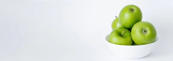Tazón con manzanas verdes y maduras en blanco, pancarta - foto de stock