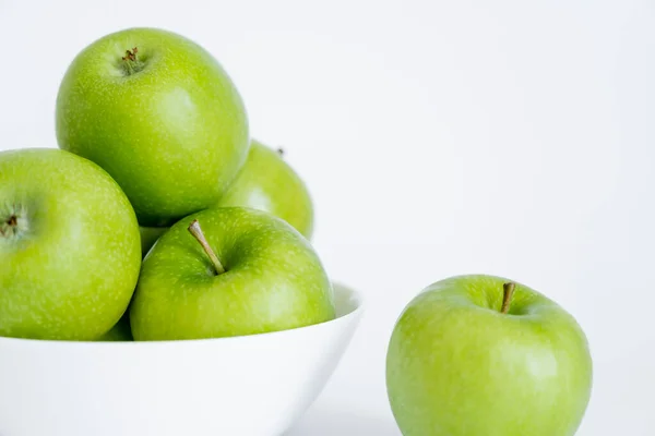 Bowl with ripe and fresh apples on white — Photo de stock