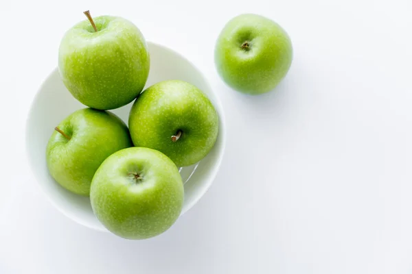 Vue du dessus des pommes mûres dans un bol sur fond blanc — Photo de stock