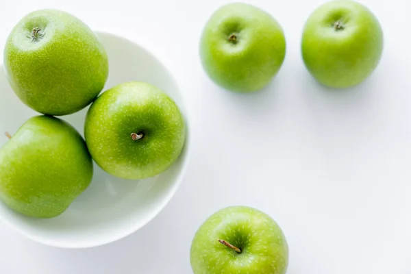 Top view of juicy and ripe apples in bowl on white - foto de stock