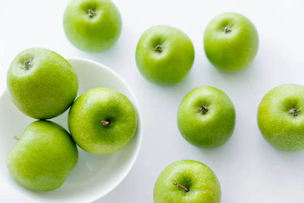 Draufsicht auf Schüssel mit Bio-Äpfeln auf weiß — Stockfoto