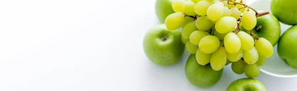 Top view of green and ripe apples near grapes on white, banner — Fotografia de Stock