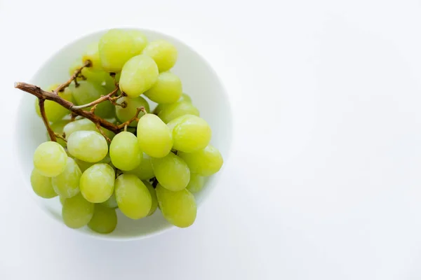 Top view of green grapes in bowl on white — Photo de stock