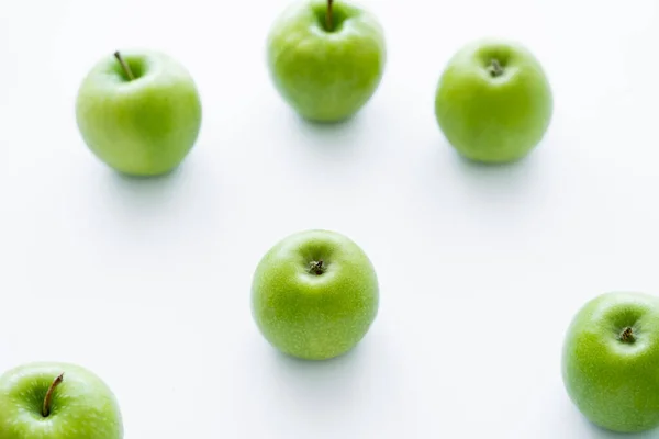 Blick von oben auf köstliche Äpfel auf weiß — Stockfoto