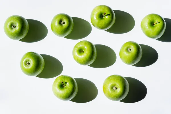 Top view of shadows near ripe apples on white — Foto stock