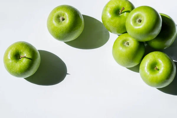 Top view of shadows near tasty ripe apples on white - foto de stock