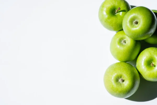 Вид зверху на складені зелені яблука на білому — стокове фото