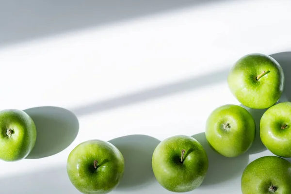 Vista superior de manzanas deliciosas y maduras en blanco - foto de stock