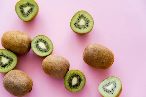 Top view of cut green kiwi on pink — Foto stock