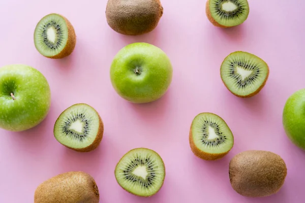 Top view of green apples and kiwi on pink — Fotografia de Stock