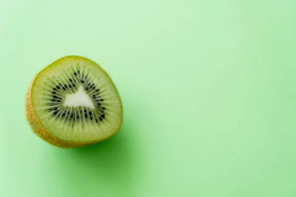 Top view of kiwi fruit half on green — Fotografia de Stock