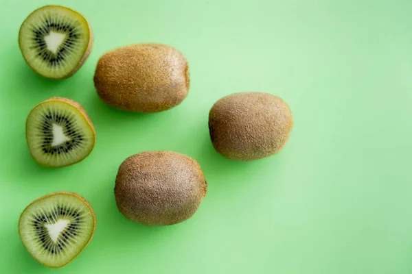 Top view of fresh kiwi fruit on green — Stock Photo