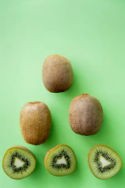 Вид зверху на органічні ківі фрукти на зеленому — стокове фото