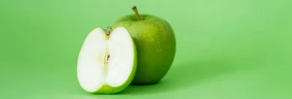 Manzanas orgánicas y frescas sobre fondo verde, pancarta - foto de stock