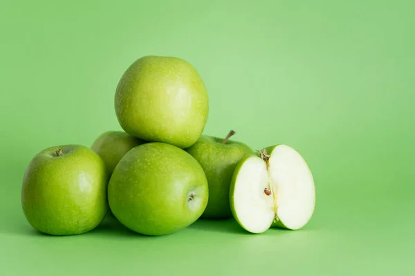 Pila de deliciosas manzanas en verde - foto de stock