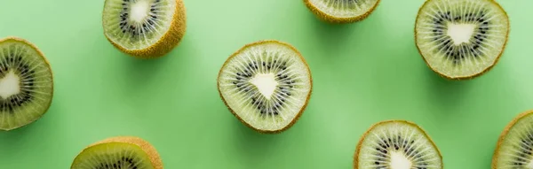 Colocação plana de fruta kiwi fresca suculenta em verde, banner — Fotografia de Stock