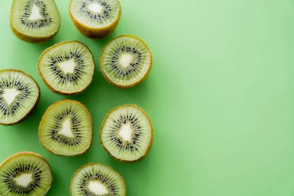 Blick von oben auf saftige frische Kiwi-Früchte auf Grün — Stockfoto