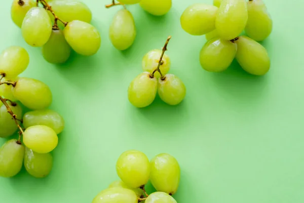 Вид зверху смачного винограду на зеленому — стокове фото