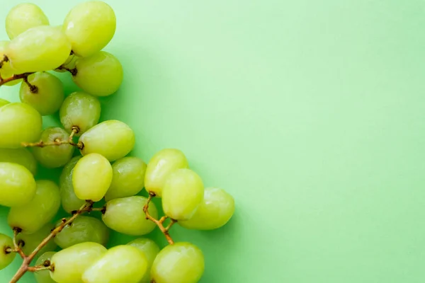 Top view of ripe and organic grapes on green — Photo de stock