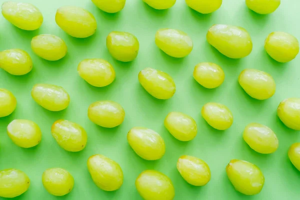 Flat lay of delicious ripe grapes on green — Fotografia de Stock