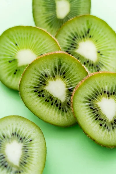 Vista de perto de kiwi fatiado e fresco no verde — Fotografia de Stock