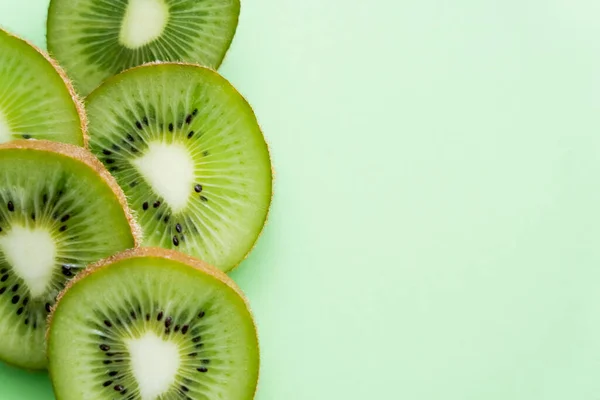 Vue de dessus du kiwi frais tranché sur vert — Photo de stock