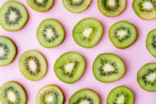 Top view of sliced fresh kiwi on pink — Stock Photo
