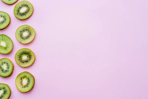 Top view of sliced juicy kiwi on pink with copy space — Fotografia de Stock