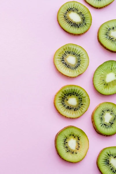 Top view of sliced organic kiwi on pink — Photo de stock