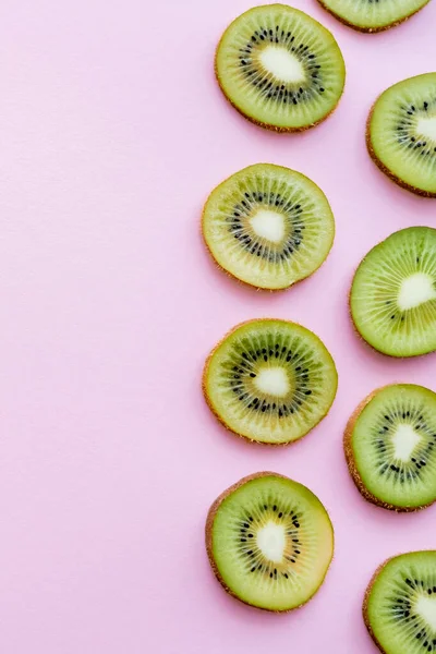 Vue de dessus du kiwi bio tranché sur rose — Photo de stock