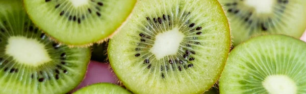 Vista dall'alto del kiwi verde tagliato a fette su rosa, banner — Foto stock