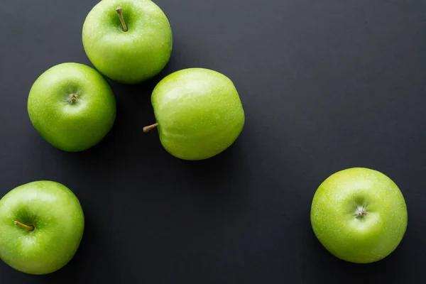 Vue de dessus des pommes mûres et vertes sur noir — Photo de stock