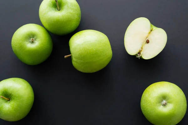 Top view of juicy and green apples on black — Stockfoto