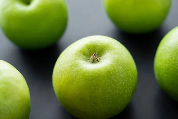 Close up view of green ripe apples on black - foto de stock