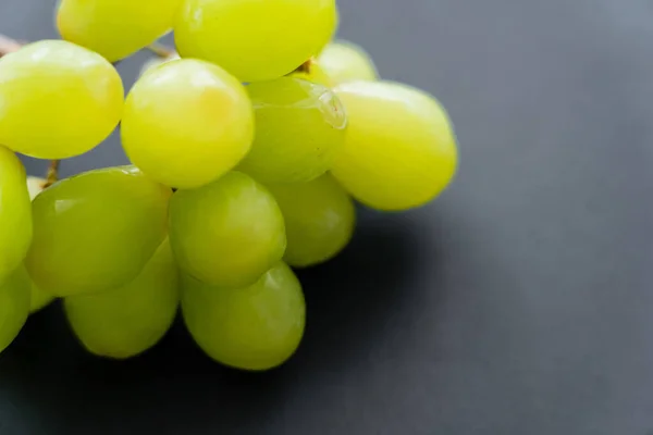 Close up view of fresh grapes on black — Fotografia de Stock