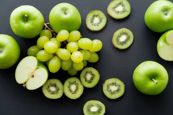 Vista dall'alto di frutta fresca verde su nero — Foto stock