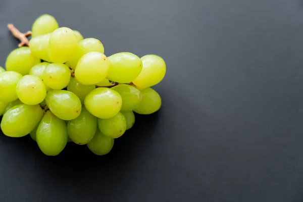 Top view of delicious grapes on black - foto de stock