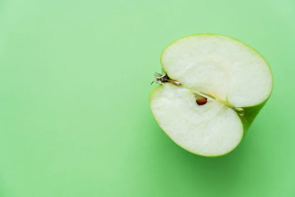 Vue de dessus de la moitié de pomme juteuse fraîche sur vert — Photo de stock