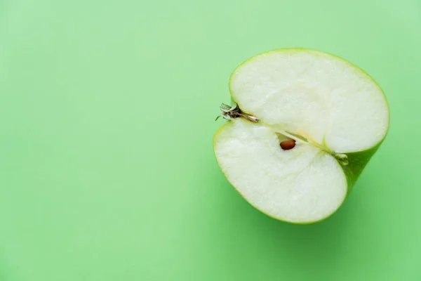 Top view of fresh juicy apple half on green — Stock Photo