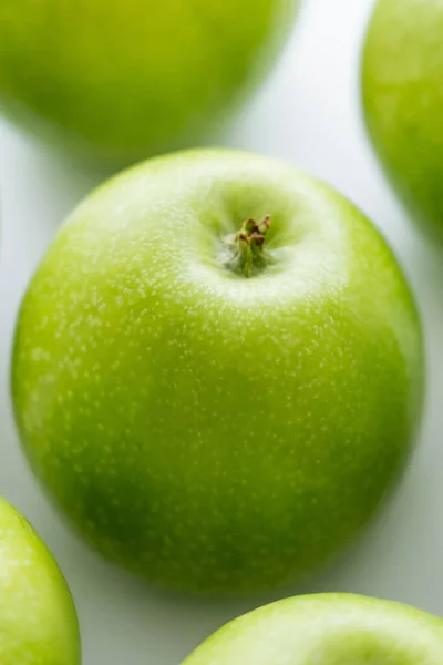 Close up of whole green and fresh apples - foto de stock