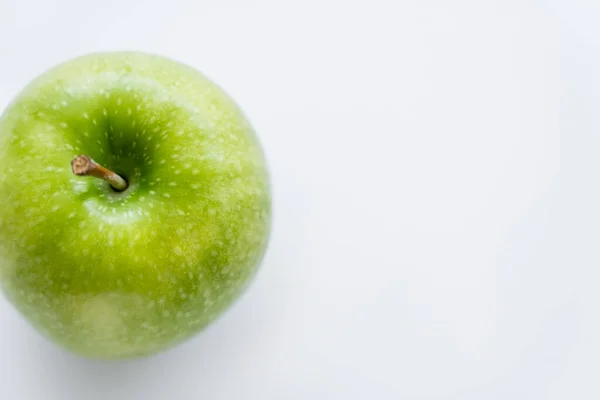 Vue de dessus de pomme verte entière sur blanc — Photo de stock