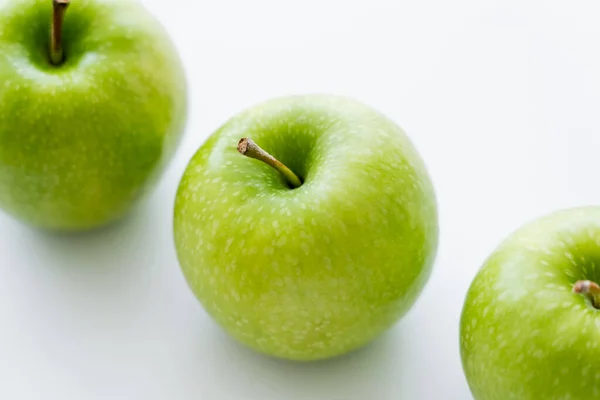 Plano de sabrosas manzanas enteras en blanco - foto de stock