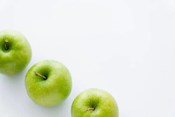 Vue grand angle de pommes entières savoureuses sur blanc — Photo de stock
