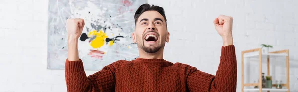 Allibratore felicissimo mostrando gesto trionfale e urlando a casa, banner — Foto stock