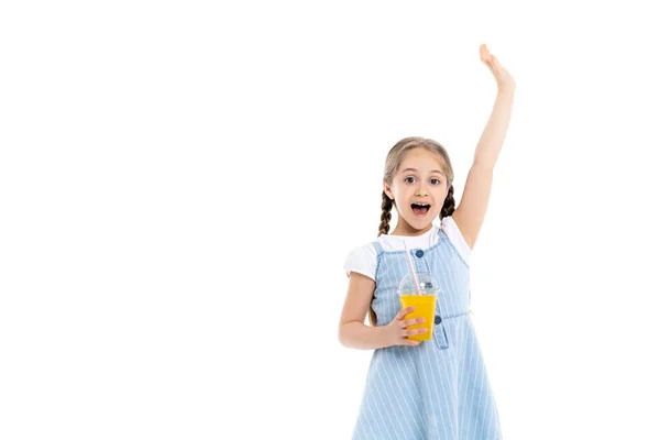 Excitée fille avec du jus d'orange debout avec la main levée et criant isolé sur blanc — Photo de stock