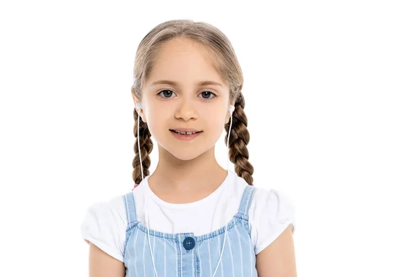 Fille heureuse dans les écouteurs filaires souriant à la caméra isolée sur blanc — Photo de stock