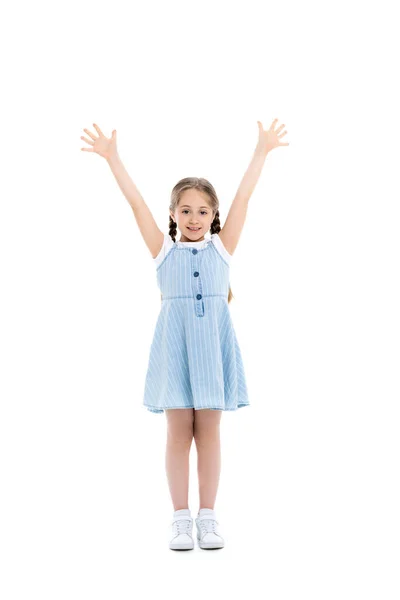 Visão comprimento total da menina no vestido de cinta azul de pé com as mãos levantadas no branco — Fotografia de Stock